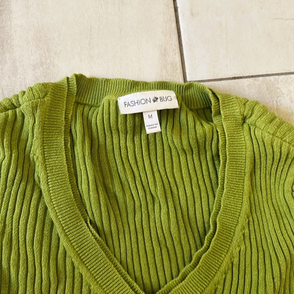 Green sweater - Picture 2 of 4